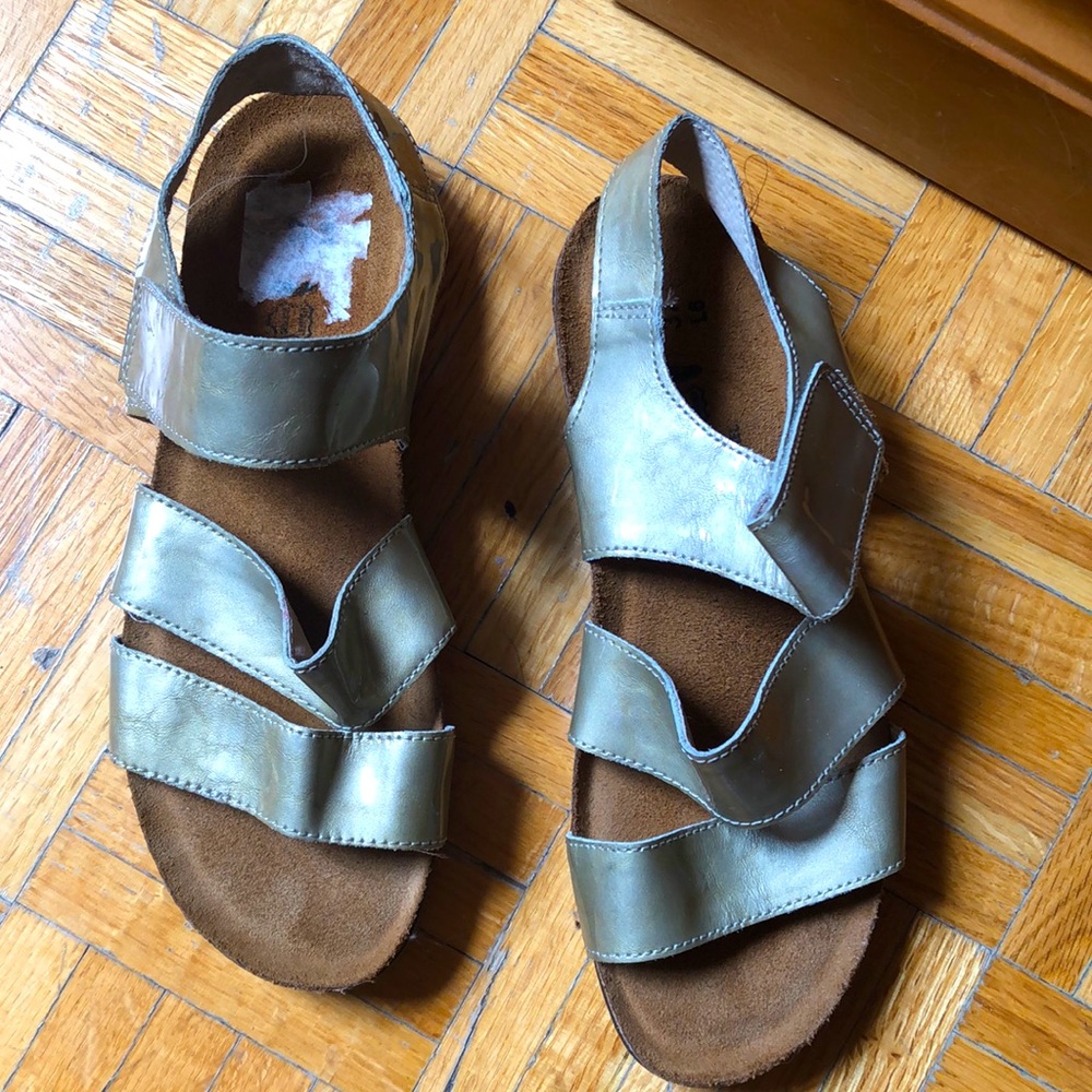 Like new noat sandals